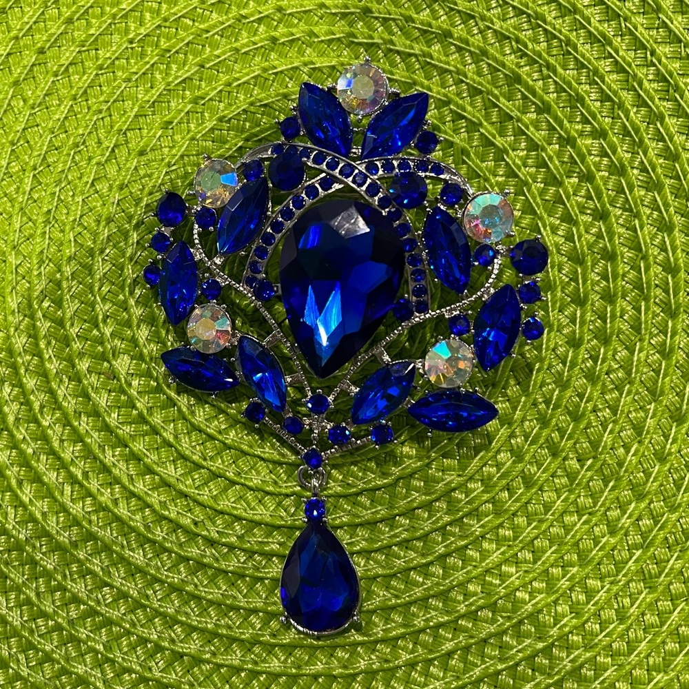 Large cobalt blue & aurora borealis crystal brooch NWOT
